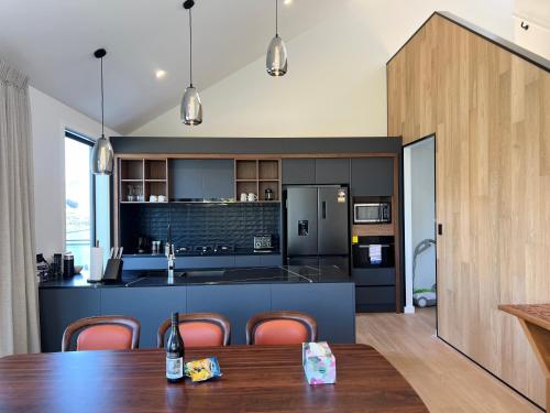 Stunning Lakeview Holiday House Queenstown - image 3