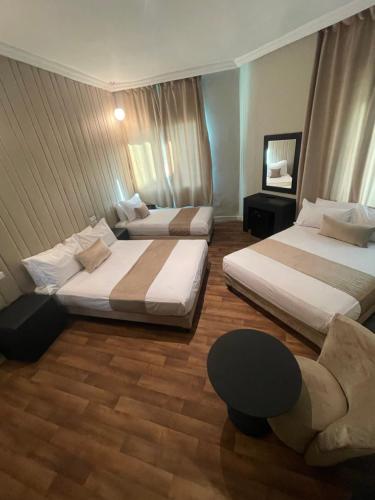 2 queen beds, 1 twin bed