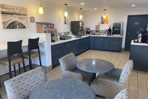 Best Western Regency Inn - image 2