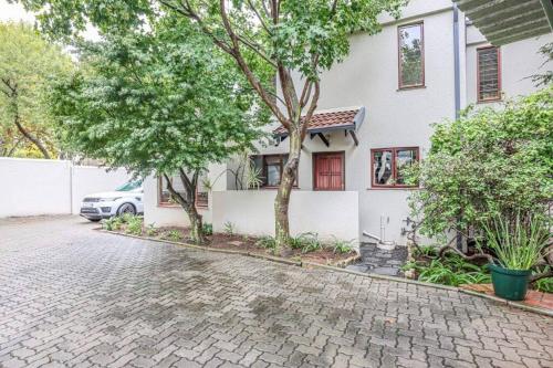 Entire Townhouse in Lonehill, Sandton