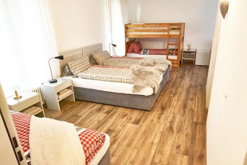 Family room by Interlaken Parking in 德利根