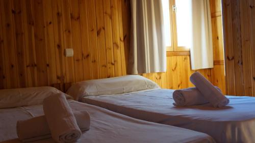 2 twin beds