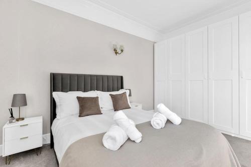 Luxury 3 bedroom apartment in the heart of High Street Kensington, London.