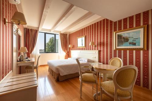 Suite, deluxe, junior
