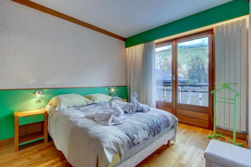 Four-Bedroom Apartment image 4