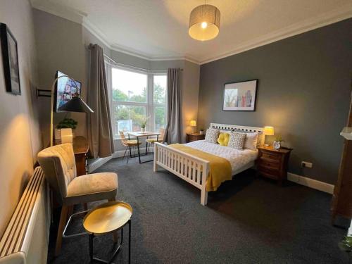 Serviced Apartment- 1 Bed-Next To Train Station