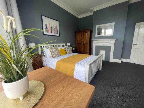 Serviced Apartment- 1 Bed-Next To Train Station