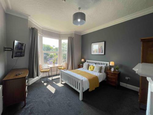 Serviced Apartment- 1 Bed-Next To Train Station