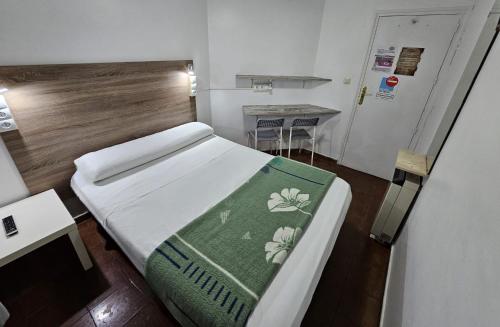 Queen Room with Shared Bathroom image 1