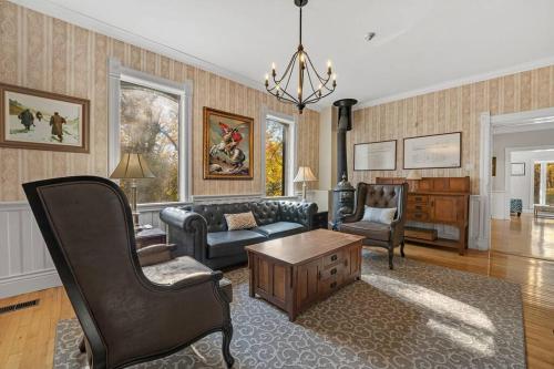 Hidden Oasis with Hot Tubs, & Starry Fire Pits in Mansfield (ON)