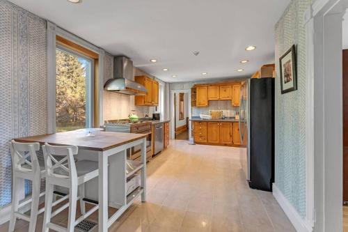 virtuve, Hidden Oasis with Hot Tubs, & Starry Fire Pits in Mansfield (ON)