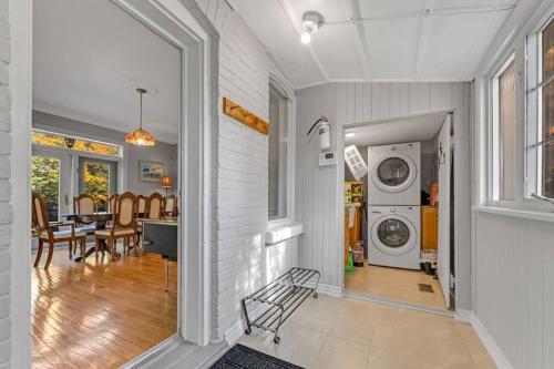 Hidden Oasis with Hot Tubs, & Starry Fire Pits in Mansfield (ON)