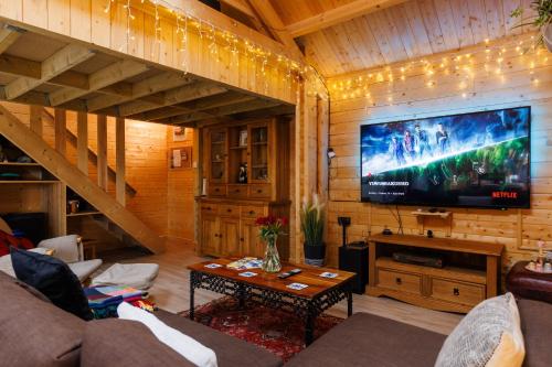 Közös társalgó / TV, Spacious Cabin EVCharger and free Parking near Cambridge in Longstanton