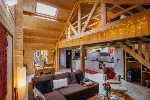 Közös társalgó / TV, Spacious Cabin EVCharger and free Parking near Cambridge in Longstanton