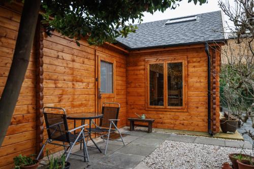 A szálláshely kívülről, Spacious Cabin EVCharger and free Parking near Cambridge in Longstanton