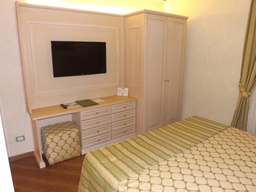 1 queen bed, 1 sofa bed