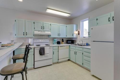 Convenient Colorado Horse Farm Apt with Balcony! in Aurora, USA