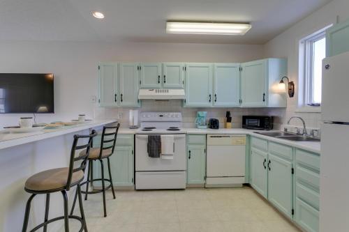 Convenient Colorado Horse Farm Apt with Balcony! in Aurora, USA