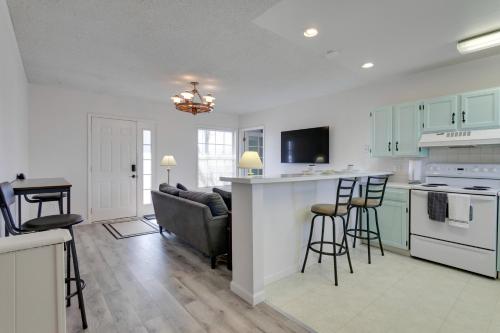 Convenient Colorado Horse Farm Apt with Balcony! in Aurora, USA