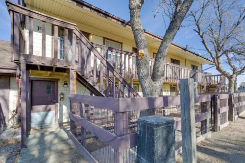 Convenient Colorado Horse Farm Apt with Balcony! in Aurora, USA