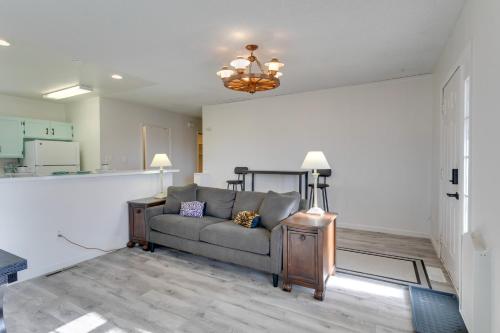 Convenient Colorado Horse Farm Apt with Balcony! in Aurora, USA