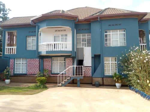 House - Sleeps 12 - Garden - Parking - Pets Ok, Kigali