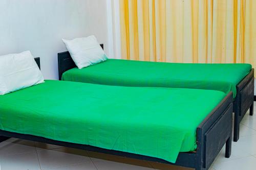 2 twin beds