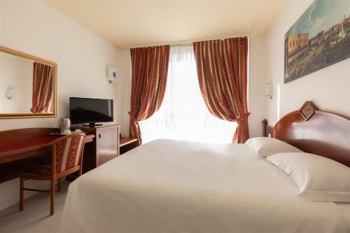 1 queen bed, 2 twin beds