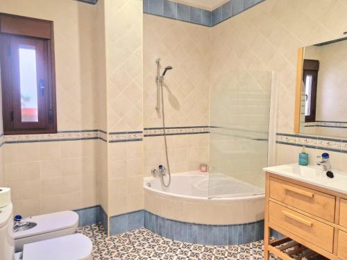 حمام, La Casona de Alba in Encinasola