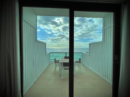 1 Corcega Beachfront Suites