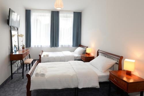 2 twin beds