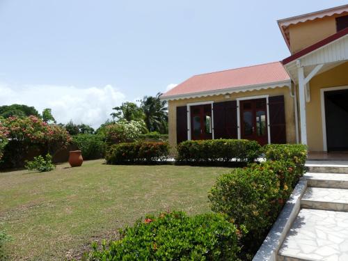 Villa Magnifique piscine & jardin in Baie-Mahault
