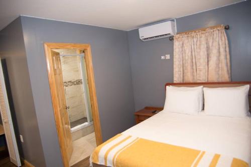 Downstairs 2 Bedroom Avalon Regia Apartment - image 3