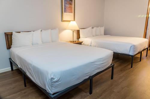 Traveler's Inn & Lodge - image 12