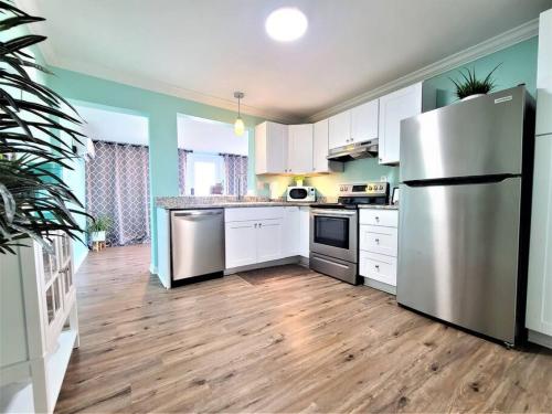 Marsh House, HOT TUB, Waterfront, KING bed, Close to Lejeune, in Cedar Point (NC)
