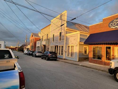Marsh House, HOT TUB, Waterfront, KING bed, Close to Lejeune, in Cedar Point (NC)