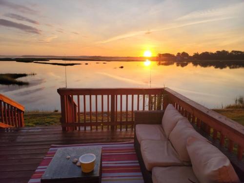 Marsh House, HOT TUB, Waterfront, KING bed, Close to Lejeune, in Cedar Point (NC)