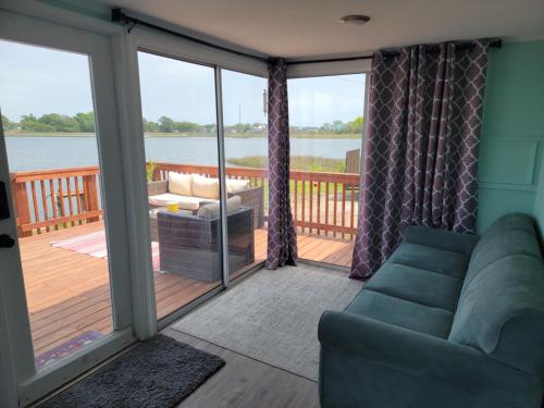 Marsh House, HOT TUB, Waterfront, KING bed, Close to Lejeune, in Cedar Point (NC)