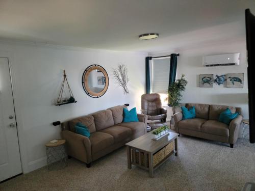 Marsh House, HOT TUB, Waterfront, KING bed, Close to Lejeune, in Cedar Point (NC)