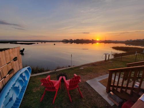 Marsh House, HOT TUB, Waterfront, KING bed, Close to Lejeune, in Cedar Point (NC)