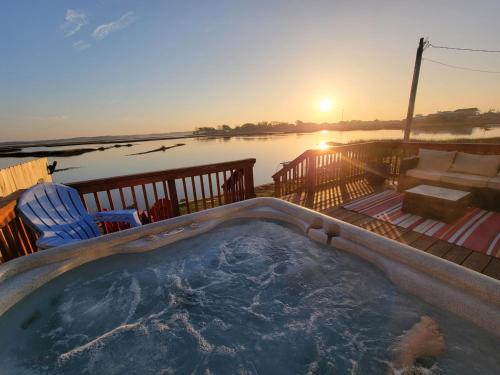 Marsh House, HOT TUB, Waterfront, KING bed, Close to Lejeune, in Cedar Point (NC)