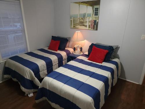 Jacksonville Ranch with private Hottub and Pool, stocked Pond, Bike and Hiking trails thumb 2