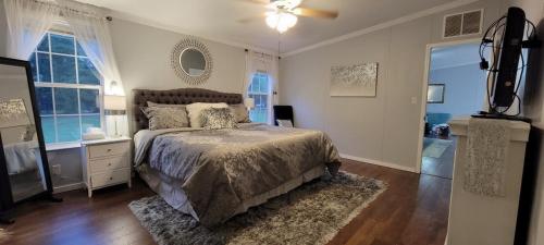 Jacksonville Ranch with private Hottub and Pool, stocked Pond, Bike and Hiking trails detail