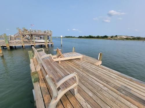 Waterfront, dock, Hot tub, kayaks, King Bedroom with amazing views, RELAXATION, 2 miles to the beach