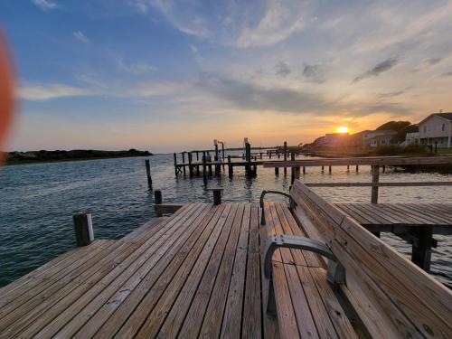 Waterfront, dock, Hot tub, kayaks, King Bedroom with amazing views, RELAXATION, 2 miles to the beach