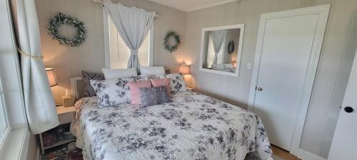 Waterfront, dock, Hot tub, kayaks, King Bedroom with amazing views, RELAXATION, 2 miles to the beach in Cedar Point (NC)