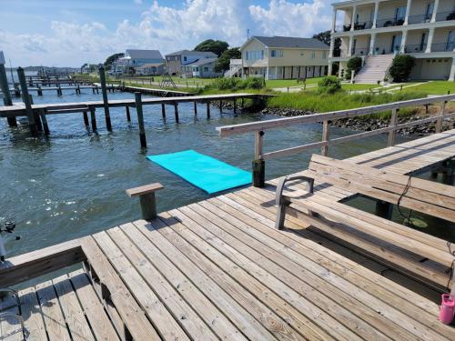 Waterfront, dock, Hot tub, kayaks, King Bedroom with amazing views, RELAXATION, 2 miles to the beach