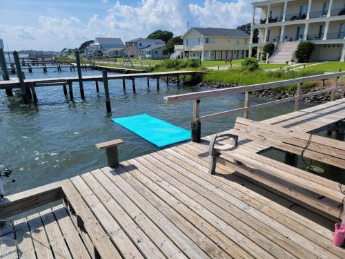 Waterfront, dock, Hot tub, kayaks, King Bedroom with amazing views, RELAXATION, 2 miles to the beach in Cedar Point (NC)