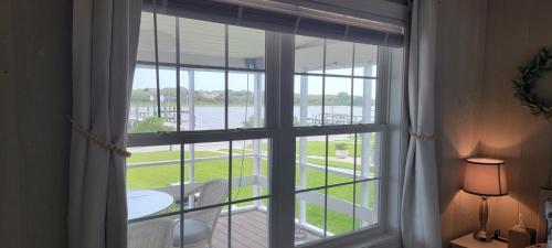 Waterfront, dock, Hot tub, kayaks, King Bedroom with amazing views, RELAXATION, 2 miles to the beach