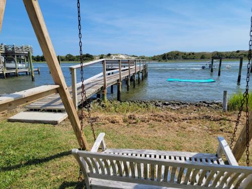 Waterfront, dock, Hot tub, kayaks, King Bedroom with amazing views, RELAXATION, 2 miles to the beach